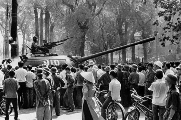 1981年，越南空軍上尉喬清陸，架機帶9人投奔我國，之後如何？