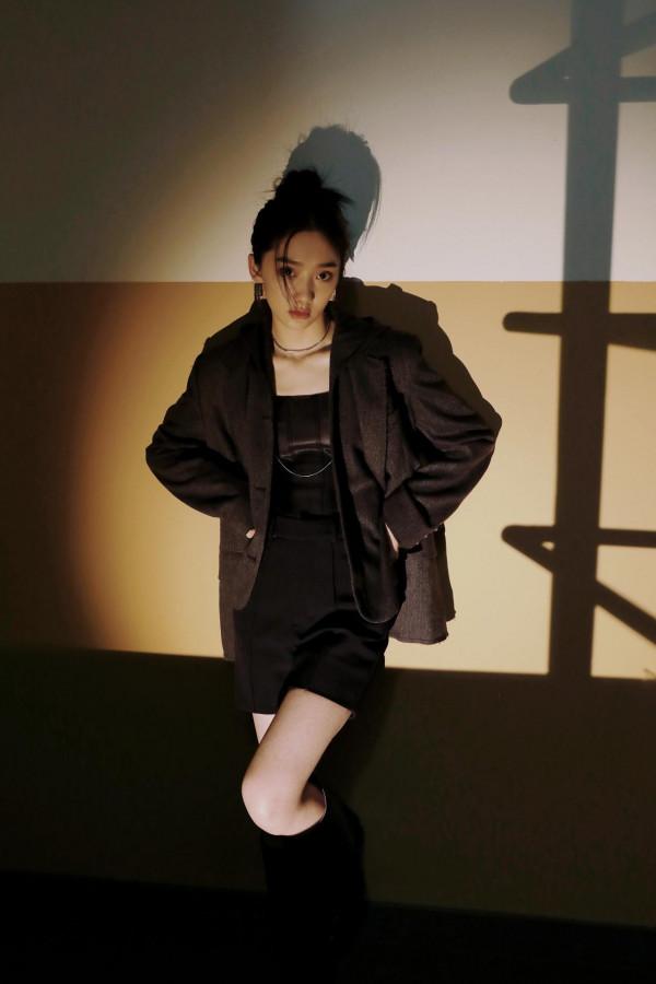 青年演員王影璐氛圍感大片，小西裝搭配短裙氣質獨特