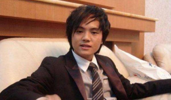 當年紅極一時，如今“消失匿跡”的8位歌手，大都只能縣城商演了