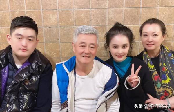 24歲趙一楠新公司開業,“謝廣坤”為他助陣,趙本山沒有現身 24歲趙一楠新公司開業,“謝廣坤”為他助陣,趙本山沒有現身