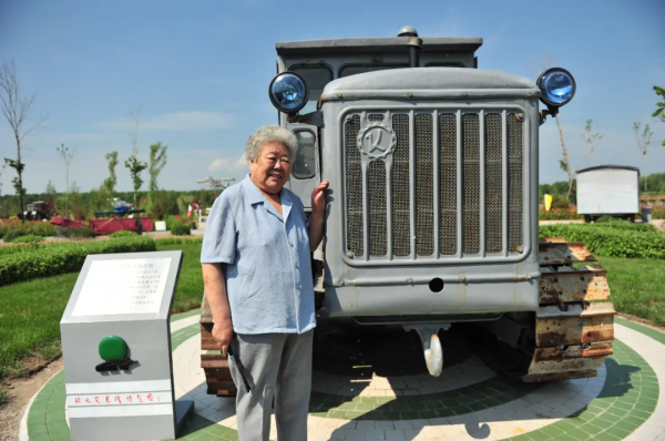 新中國第一代女拖拉機手：當初開荒時，狼就跟在後面撿老鼠吃