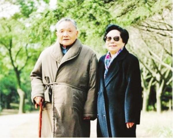 2009年，鄧小平夫人卓琳在京逝世，隔天清晨鄧家大院門口擺滿花圈