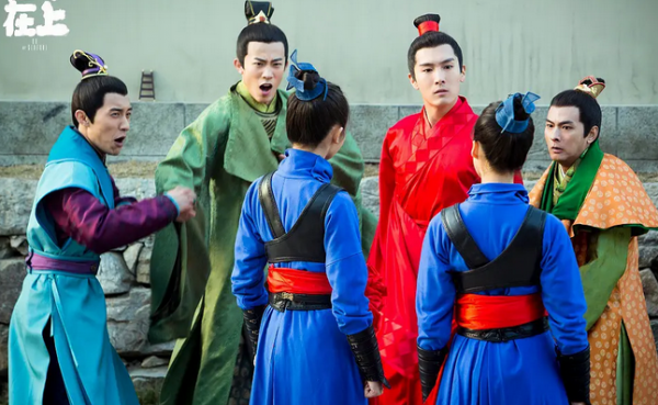 這令人窒息的審美，影視劇裡的大膽配色，只要你敢想，導演就敢配