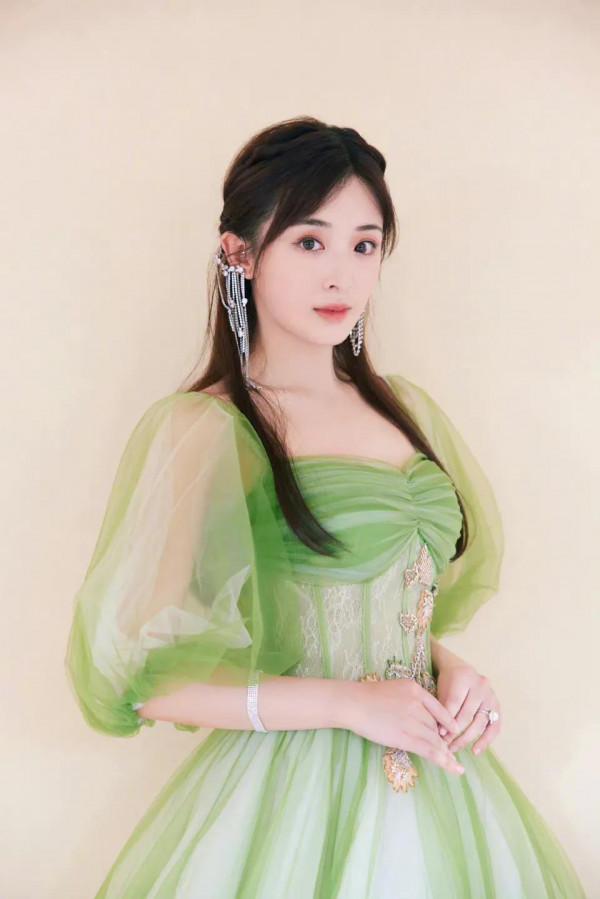 張含韻央視中秋晚會綠色紗裙造型 張含韻央視中秋晚會綠色紗裙造型