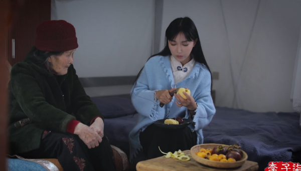 李子柒真的很讓人羨慕,就算出鏡央視節目,穿的服裝也很簡單慵懶 李子柒真的很讓人羨慕,就算出鏡央視節目,穿的服裝也很簡單慵懶