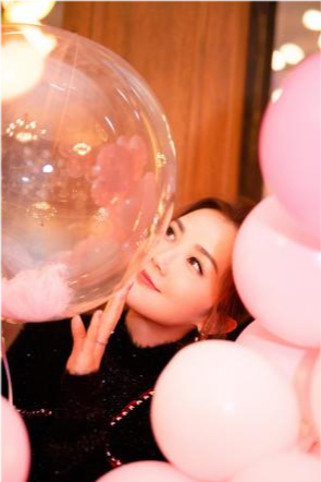 阿sa慶生排場太大！穿露臍裝變闊太比阿嬌更出眾，主角氣場不遜色