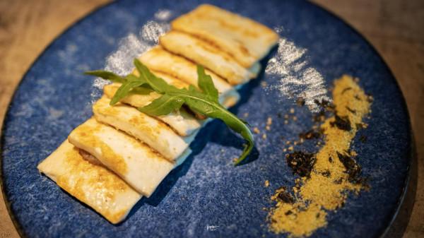 藏在四九城兒的這家雲南菜館，中午和晚上是餐廳，下午是咖啡館