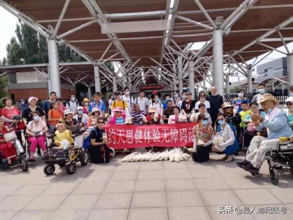 我身高70釐米，娶了個老婆跟人跑了，如今我靠剪紙養活女兒