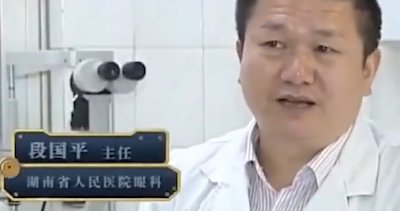 小孩擁有神奇天眼，矇眼看牌識字不在話下，這究竟是怎麼回事？