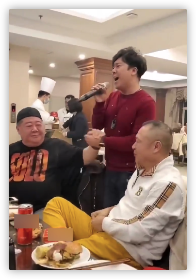 眾戲骨聚會：劉金山挺大肚興致高，75歲侯桐江捧場，桌上菸酒不斷