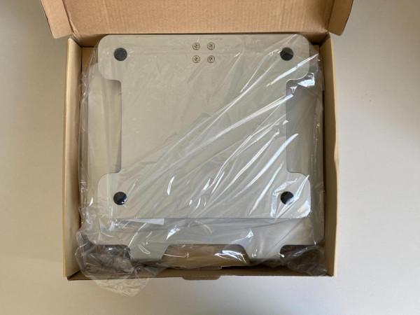 打造清爽的膝上型電腦桌面，只需用幾個小物件