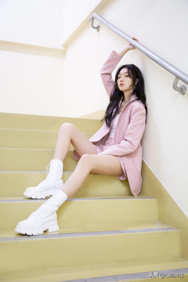 “小全智賢”孫千一襲粉色西服套裝，清新優雅，幹練甜美