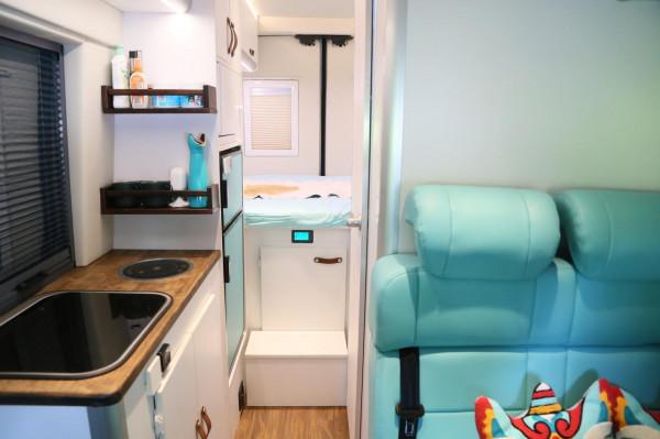 少女心配蒂芙尼藍，嫩你一臉，網紅小姐姐訂製款大通V90房車