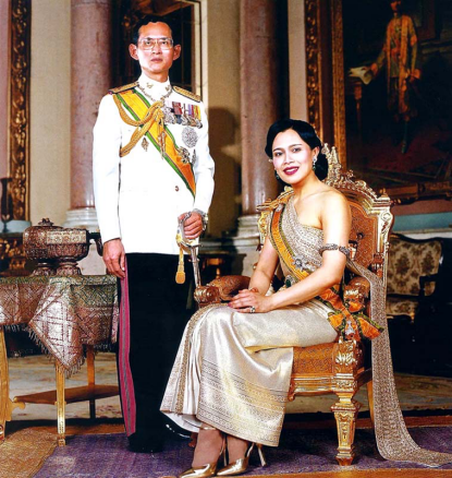 詩琳通僅戴過三樣珠寶，分別是肩鏈腰帶和披肩，件件都是傳世之寶