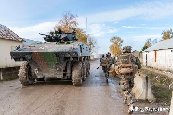 水積成川：車臣戰爭中被擊毀的T-72B坦克 採訪軍犬的波蘭女記者