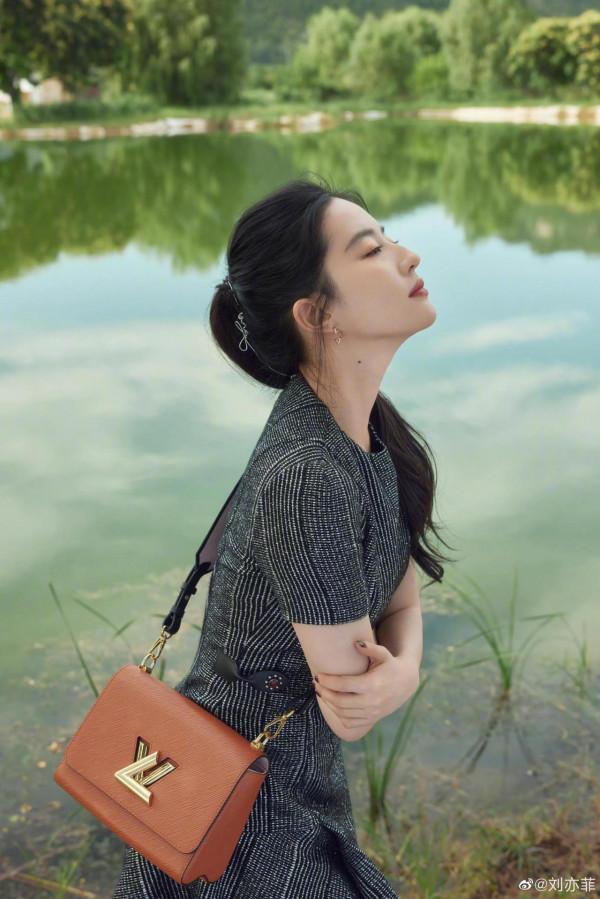 劉亦菲小龍女白衣舞劍舊照真的是仙女本人吧 劉亦菲小龍女白衣舞劍舊照真的是仙女本人吧