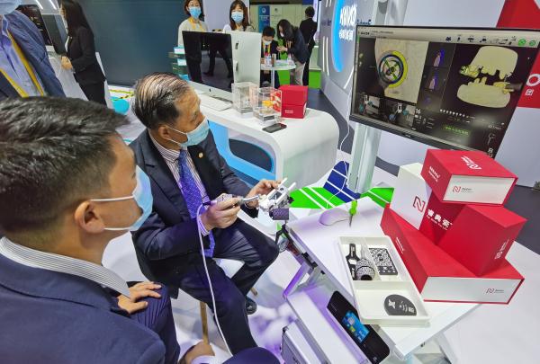 牙齒裡裝了“二維碼”，醫生看螢幕就能動手術？