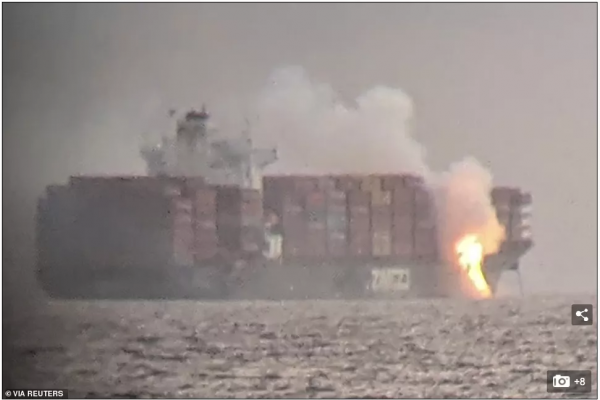 災難升級!加拿大西海岸一艘貨船著火,滿載中國貨物,船員棄船疏散,颶風已至 災難升級!加拿大西海岸一艘貨船著火,滿載中國貨物,船員棄船疏散,颶風已至