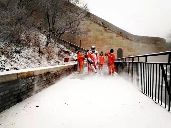 雪中八達嶺長城，這道橘紅色“風景”也很美