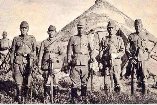 八路軍政委重傷倒地,漢奸發現他還活著,附耳說:我們一會兒就走 八路軍政委重傷倒地,漢奸發現他還活著,附耳說:我們一會兒就走