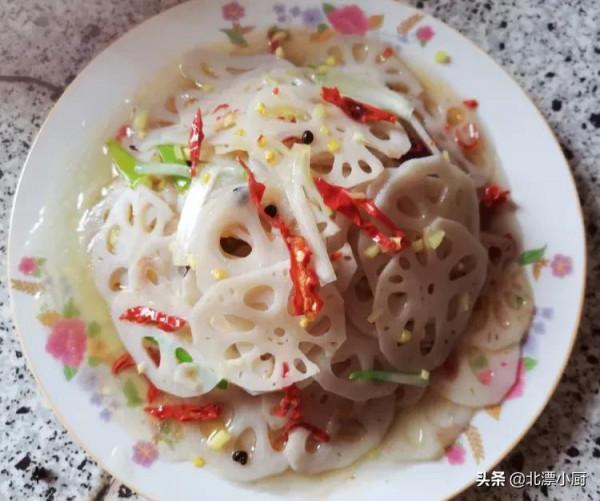 蓮藕焯水只加白醋，難怪還發黑？只需多加1味料，蓮藕白淨脆爽
