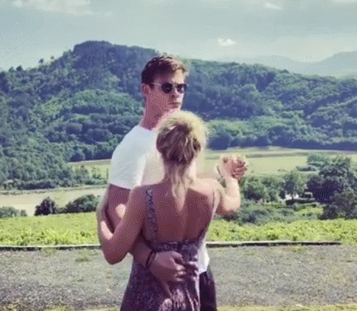 好萊塢模範夫妻：雷神愛上大7歲美女，摟著矮30公分嬌妻甜蜜11年