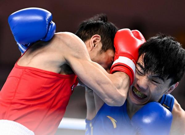 拳擊——男子52公斤級：胡建關奪冠