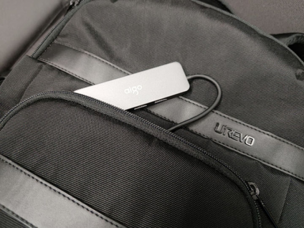 一拖四還帶充電,擴充你侷促的膝上型電腦介面,aigo H4分線器體驗 一拖四還帶充電,擴充你侷促的膝上型電腦介面,aigo H4分線器體驗