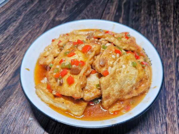 教你色味俱佳的孜然洋蔥煎豆腐，營養解饞超過癮，一大盤不夠吃