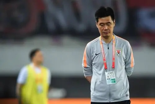 早上6點!資深名記再現爭議言論:將中國足球逼入絕境,球迷罵聲一片