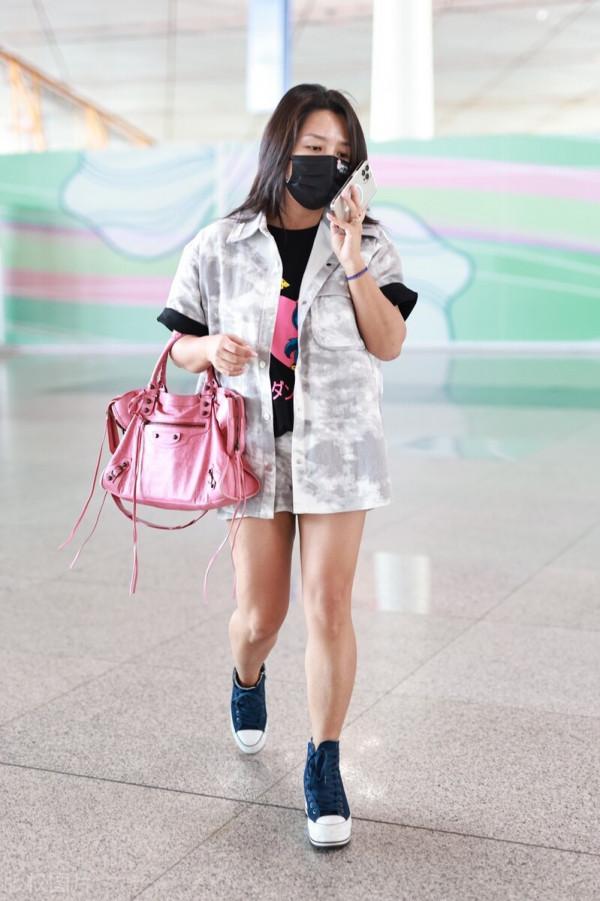 何潔終於時尚起來，穿藍色短外套配黑色瘦腿褲，清爽時髦很顯瘦