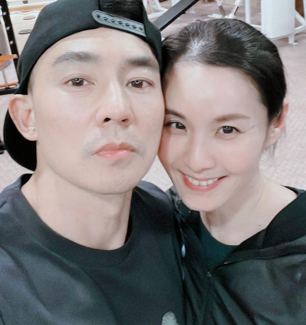 周杰倫好友全家移居上海,愜意曬日光浴,陽臺超大還有跑道能騎車 周杰倫好友全家移居上海,愜意曬日光浴,陽臺超大還有跑道能騎車