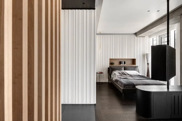 為了營造通透感，不僅拆除了隔牆，連臥室、淋浴間都沒有了隱私