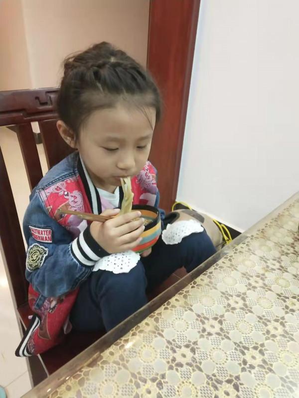 女兒早上起晚了，不打不罵，結果如何呢？