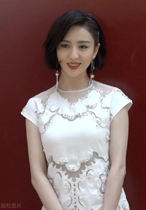 佟麗婭也太仙了吧，穿白色羽毛裙清新別緻，前短後長更顯窈窕精緻