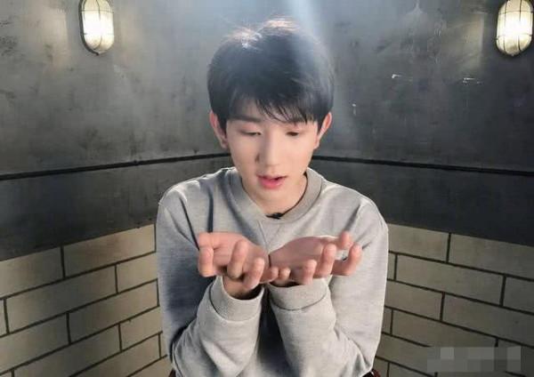 原來王源才是賈寶玉的最好人選，看到造型的那刻，這才是美玉無瑕