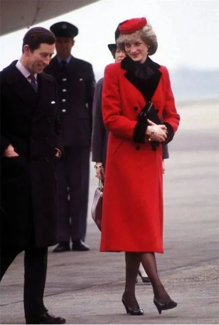 看了戴安娜王妃的紅色穿搭，才發現：過了30年，你也不如她會穿