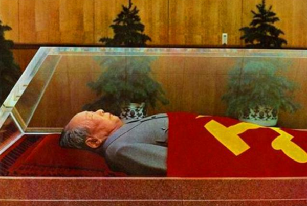 77年，毛主席紀念堂開門當天爆滿，中央緊急決定：每天只開4小時