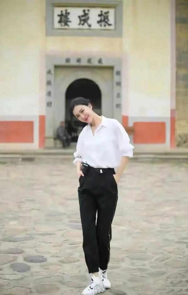 王石和田樸珺才是真感情,相伴出席活動,衣品高階甜蜜感爆棚 王石和田樸珺才是真感情,相伴出席活動,衣品高階甜蜜感爆棚