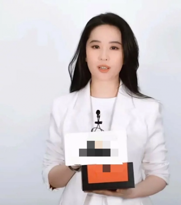 劉亦菲出席活動，臉發福還有雙下巴，是胖了但她起碼真實沒壯啊