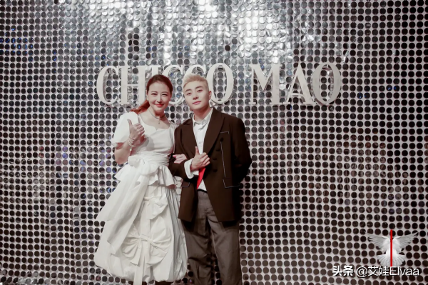 周海媚久違露面，頭排看秀穿公主裙比鍾麗緹還年輕，沒生娃真凍齡