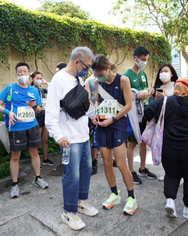 50歲港姐周嘉玲跑馬拉松,印度老公罕見現身支援,對鏡頭大秀恩愛 50歲港姐周嘉玲跑馬拉松,印度老公罕見現身支援,對鏡頭大秀恩愛
