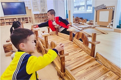 精彩！這家幼兒園可以在劉禹錫的“陋室”讀書，親手搭建橋樑，與機器人對話……