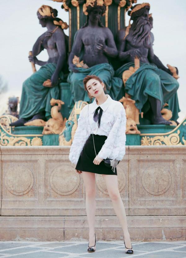 江疏影一襲白裙亮相金雞獎，盡顯牛奶肌好身材，白到發光