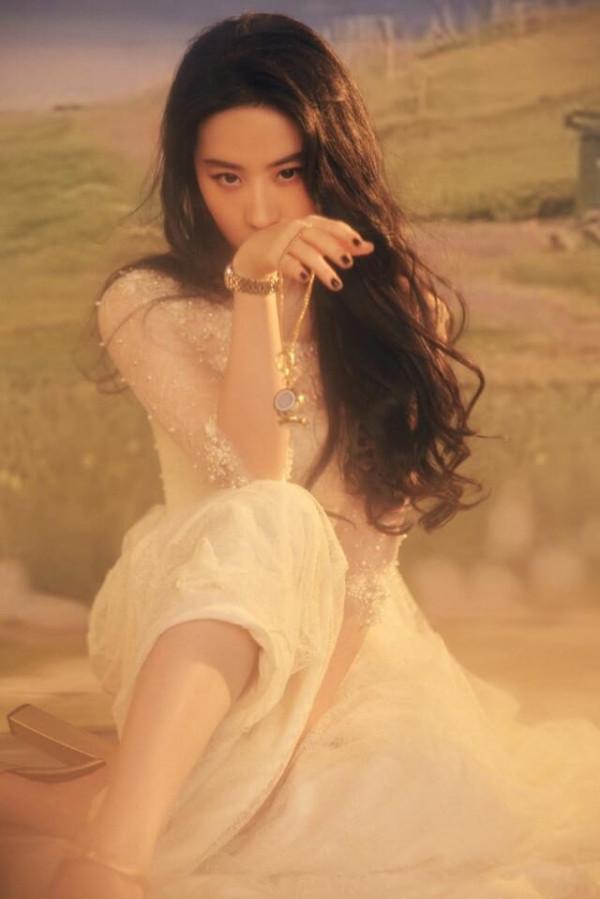 34歲劉亦菲發福不少，穿白裙依舊仙氣飄飄，全靠顏值在撐