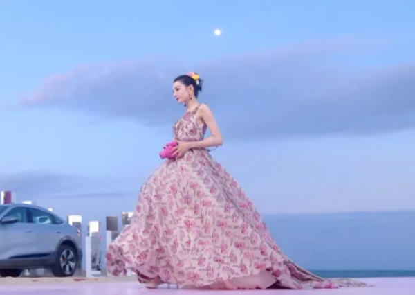 GQ沙灘紅毯來了!熱巴雀斑妝迷人,baby仙裙迎戰,關曉彤造型失策 GQ沙灘紅毯來了!熱巴雀斑妝迷人,baby仙裙迎戰,關曉彤造型失策