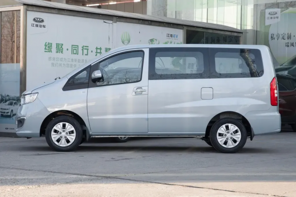 8&period;28萬的國產MPV，軸距2810mm，配備1&period;8L發動機&plus;5擋手動變速箱