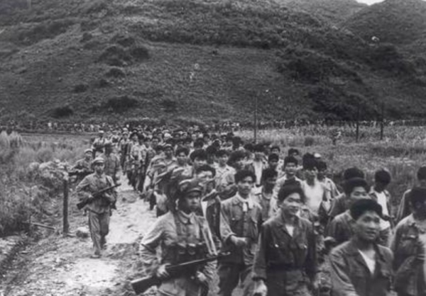 38軍隱蔽突襲,南朝鮮7師渾然不覺,哨兵突然發現,同伴不見了 38軍隱蔽突襲,南朝鮮7師渾然不覺,哨兵突然發現,同伴不見了