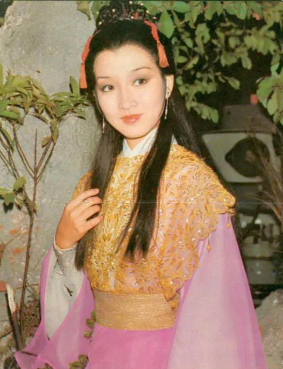 黃杏秀：曾是TVB第一俠女，下嫁陳百祥後，過得怎麼樣？