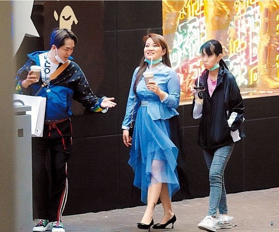 54歲的鄧兆尊:8億身家不婚不育,對3個相貌普通的女友一視同仁 54歲的鄧兆尊:8億身家不婚不育,對3個相貌普通的女友一視同仁